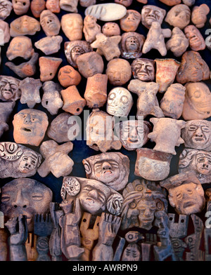 Sélection de sculptures Maya perles et des fragments archéologiques vendus à un décrochage dans Antigua Guatemala Banque D'Images