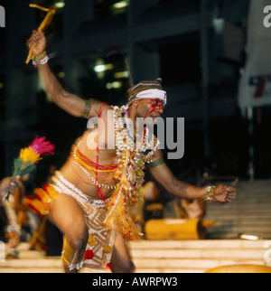 Danseur de Raun Raun Theatre Group de Papouasie-Nouvelle-Guinée porte grand collier de coquillages au Festival des arts du Pacifique Banque D'Images