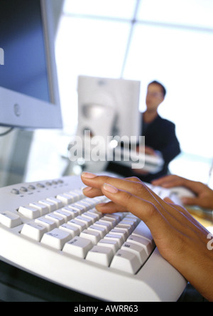 Les mains sur le clavier, close-up Banque D'Images