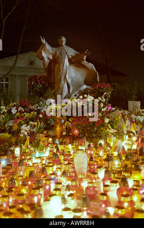 Des fleurs et des bougies allumées lors d'une statue du Pape Jean Paul II, après sa mort, Poznan, Pologne Banque D'Images