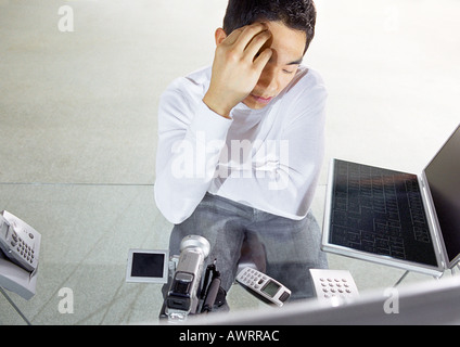 L'homme au bureau de la recherche à des appareils d'autres Banque D'Images