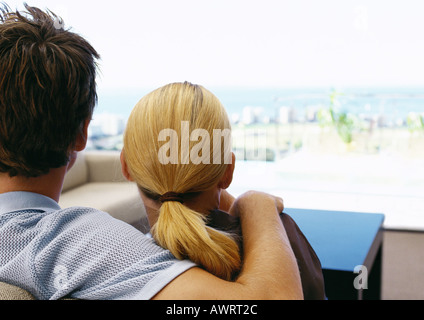 L'homme avec le bras sur l'épaule de la femme, vue arrière, close-up Banque D'Images