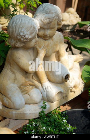 Fontaine, deux putti comme décoration dans le jardin Banque D'Images