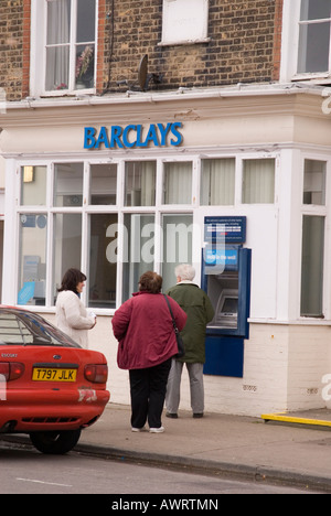 Les gens à la Barclays Bank à distributeur en uk Banque D'Images