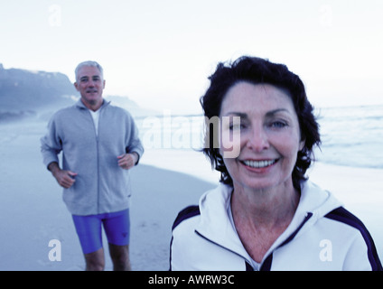 Man and Woman in sportswear on beach Banque D'Images
