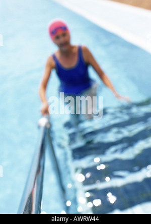 Young woman in swimming pool, à monter de bain, blurred Banque D'Images