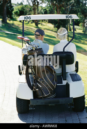 Man and Woman in golf cart, vue arrière Banque D'Images