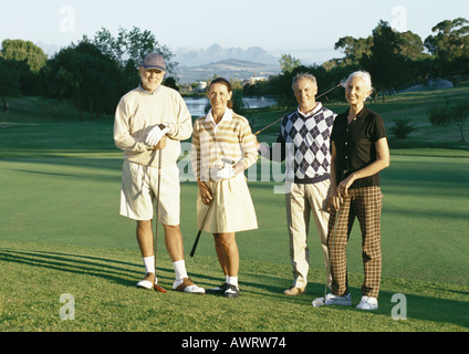 Quatre golfeurs mature sur vert, portrait Banque D'Images