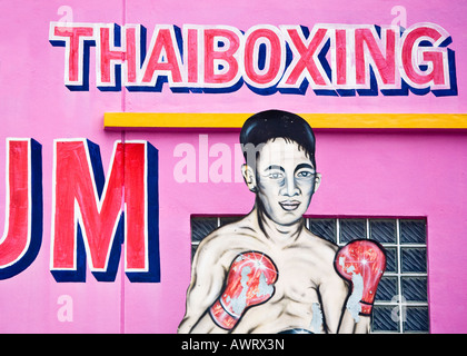 Photo murale boxe Thaï colorées d'un boxeur sur le côté d'une salle de sport à Phuket, Thaïlande Banque D'Images