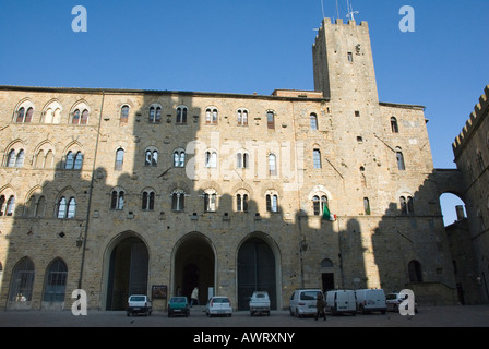 Ombre du Palazzo dei Priori (salle du Conseil) est moulé sur le Palazzo Pretorio dans le centre de Volterra Banque D'Images