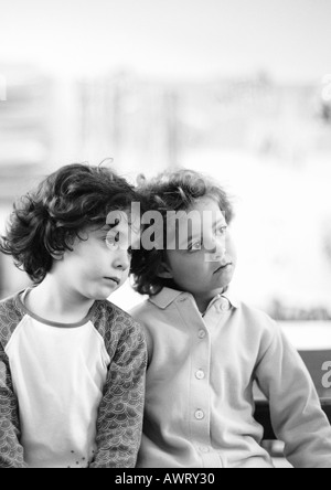 Deux enfants côte à côte, b&w Banque D'Images