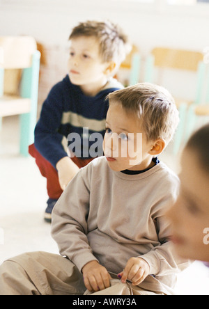 Les enfants à l'écoute en classe Banque D'Images