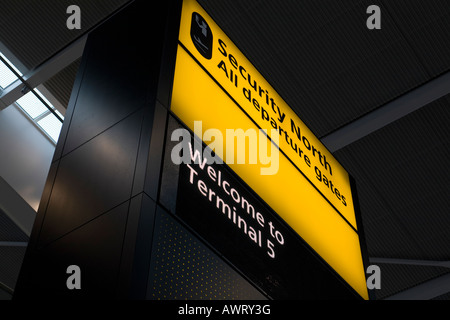 Et Sécurité avis Bienvenue à signer London Heathrow Airport Terminal 5 Banque D'Images