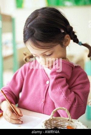 L'écriture de l'enfant, de la tête et des épaules, close-up Banque D'Images