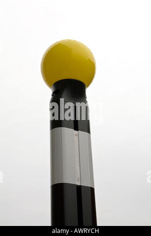 Un belisha beacon signe à un piéton passage piétons point à l'extérieur de l'aéroport de Londres Heathrow Terminal 5. Banque D'Images