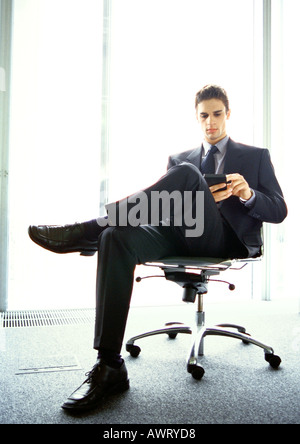 Businessman sitting in chair Banque D'Images