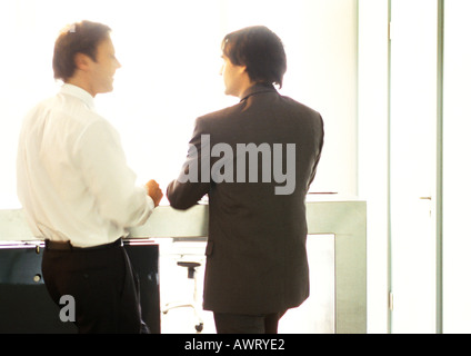 Les hommes d'agir, de parler côte à côte Banque D'Images