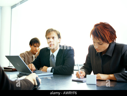 Les personnes travaillant ensemble à table Banque D'Images