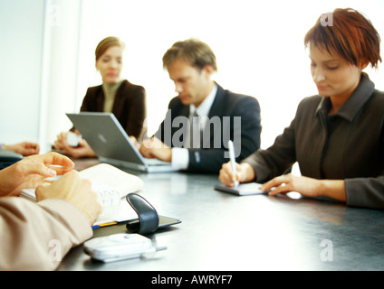 Les personnes travaillant ensemble à table Banque D'Images