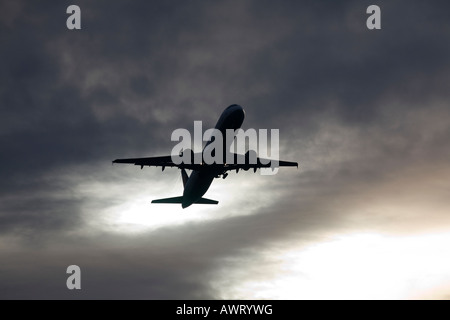 Un avion de ligne à passagers décolle à l'aube de l'aéroport d'Heathrow à Londres. Banque D'Images