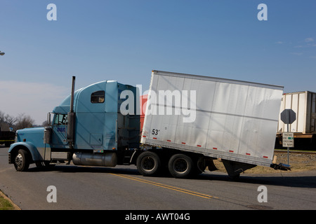 Un tracteur semi-remorque a été frappé par un train de marchandises arrivant à un passage à niveau sur le champ de bataille Ave dans Kings Mountain, NC Banque D'Images