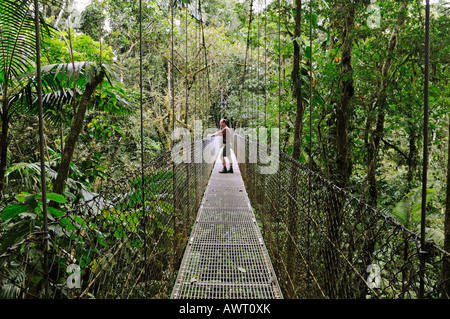 Homme debout sur un pont suspendu près du lac Arenal, Costa Rica, Amérique Centrale Banque D'Images