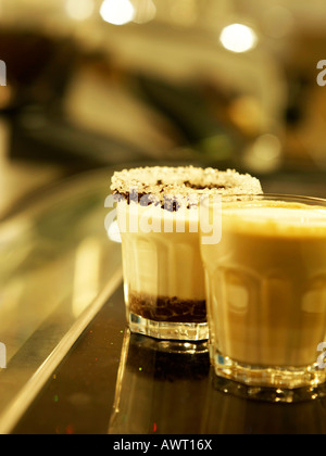 Deux verres avec Cafe Background Banque D'Images