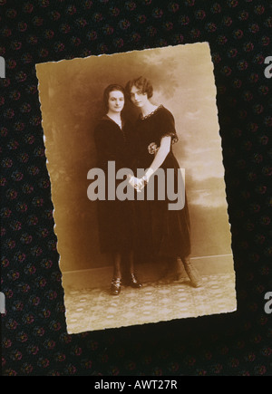 Photo d'époque des années 1920 de 2 jeunes femmes tenant des mains, sœurs adultes, France, Europe, portrait sérieux, portraits Banque D'Images