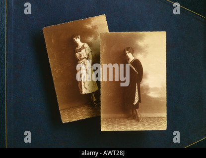 les photos millésimes des années 1920 de deux jeunes femmes, deux sœurs adultes, deux filles, portrait sérieux, portraits Banque D'Images