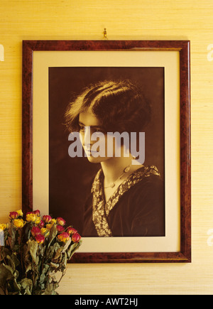 Années 20 vintage portrait encadré d'une jeune femme et fleurs roses séchées Banque D'Images