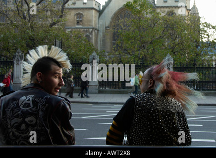 Deux punks à Westminster, Londres Banque D'Images