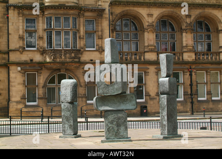 Le Barbara Hepworth Sculpture du parent Parent J'II et de la jeune fille avec le County Hall au-delà de Wakefield West Yorkshire Banque D'Images