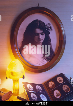 Années 20 vintage portrait encadré d'une jeune femme aux cheveux longs, album photo de famille éclairée par une lampe "Gallé" Banque D'Images