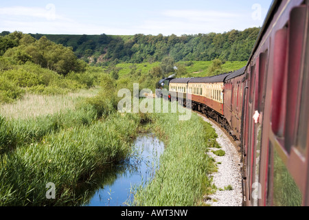 Un train touristique à vapeur sur le North Yorkshire Moors Railway dans le sud de la vallée d'ESK, North Yorkshire Goathland Banque D'Images