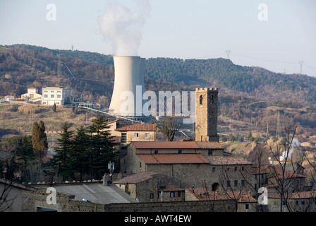 La ville de Larderello avec tours de refroidissement de la centrale électrique géothermique géré par l'entreprise italienne Enel Banque D'Images