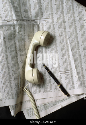 Téléphone BLANC ET STYLO SUR WALL STREET JOURNAL Banque D'Images