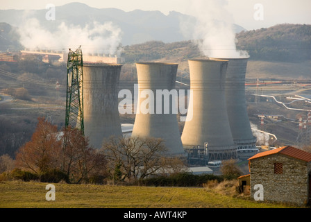 Tours de refroidissement de la centrale électrique de l'énergie géothermique de Larderello dirigé par l'Italien Enel Energy Company Banque D'Images