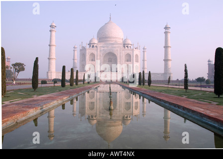 Vue sur le Taj Mahal au lever du soleil avec son reflet dans la piscine en face d'elle. Banque D'Images