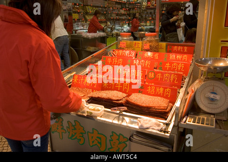 La Chine Macao dh Girl at Chinese street kitchen display shop la viande séchée