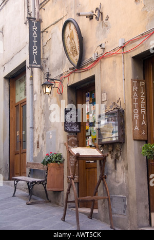 Extérieur avec tableau noir à l'extérieur Il Saraceno menu restaurant à Arezzo Banque D'Images