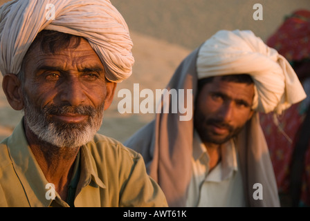 Portrait de deux chameliers vêtus de turbans au coucher du soleil. Banque D'Images