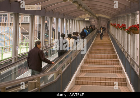 dh escalier mécanique de niveau moyen Midlevels CENTRE DE HONG KONG rue Cochrane personnes sur escalier en mouvement escaliers mécaniques extérieurs navetteurs escaliers niveaux de district Banque D'Images
