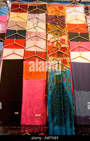 Dh Ladies market Tung Choi Street Mong Kok HONG KONG Pashmina et soie colorés enveloppements scarfes boutique cadeaux touristiques blocage d'affichage Banque D'Images