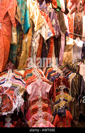 Dh Ladies market Tung Choi Street Mong Kok HONG KONG Chinois pyjamas et robe de chambre afficher alley shop stall chiffon Vêtements Banque D'Images