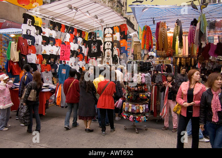 Dh Ladies market Tung Choi Street Mong Kok HONG KONG Foules shopping magasin de vêtements womans cale Banque D'Images