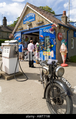 Garage Aidensfield Scripps et Services funéraires dans le village de Goathland, Yorkshire du Nord Banque D'Images