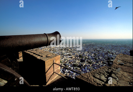 Un vieux canon sur le dessus de la Mehrangarh Fort dominant Jodhpur Rajasthan Inde Banque D'Images