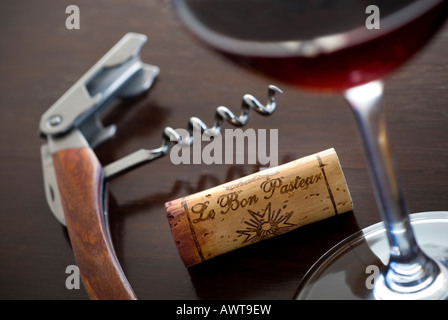 Verre à vin tire-bouchon et bouchon "Le Bon Pasteur" à la dégustation de vin de table .célèbre Michel Rolland Pomerol Bordeaux France Aménagement intérieur horizontal Banque D'Images