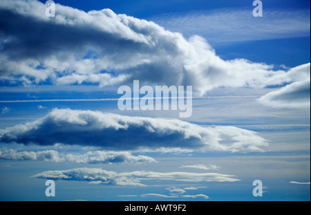 Les nuages blancs moelleux et ciel bleu Banque D'Images