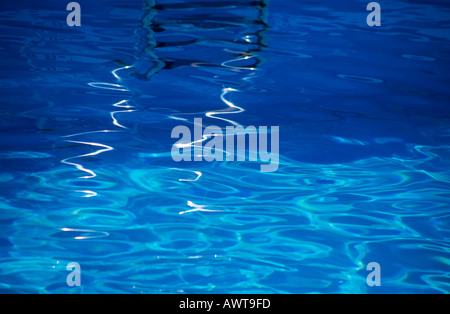 Piscine bleu immaculé avec la réflexion d'étapes sur l'eau scintillante Banque D'Images